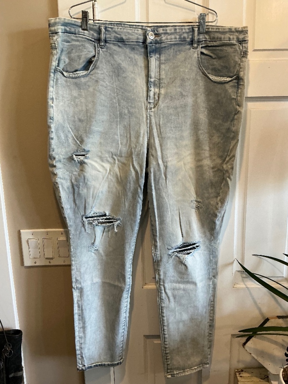 American eagle plus size 24w jeans. Brand new distressed!